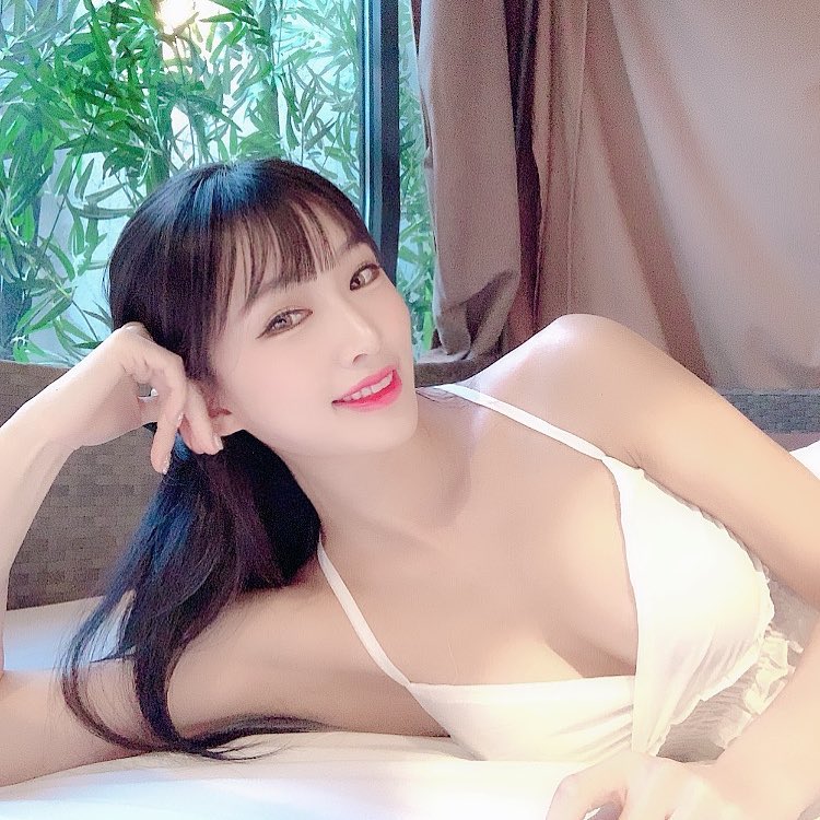 Captain Roh in White Top Perfect Breasts Beautiful Korean Girl