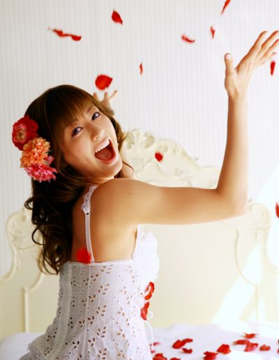 Yumi Sugimoto Red Rose Petals Sexy Japanese Gravure Idol