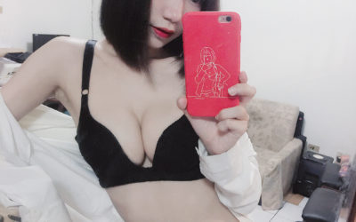 Sexy Taiwanese Girl Yu Han Selfie Photos with Red Cell Phone Case
