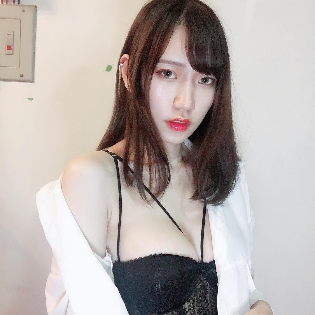 han48ox 芷涵 yu han sexy taiwanese girl corset bra top fishnet stockings breasts tits ass legs