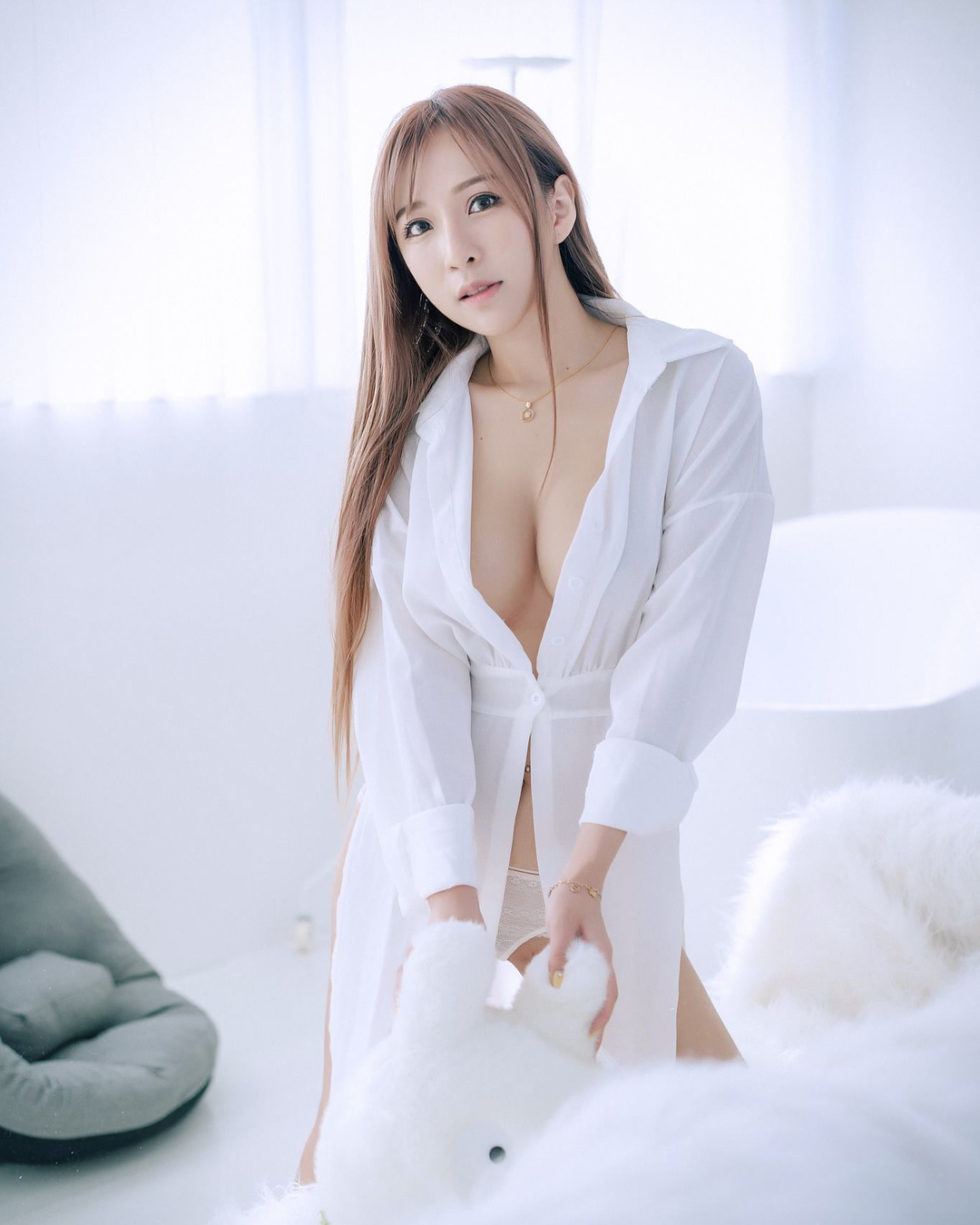 Chiu Yu Shan in a Sexy Bedroom Photo Set.