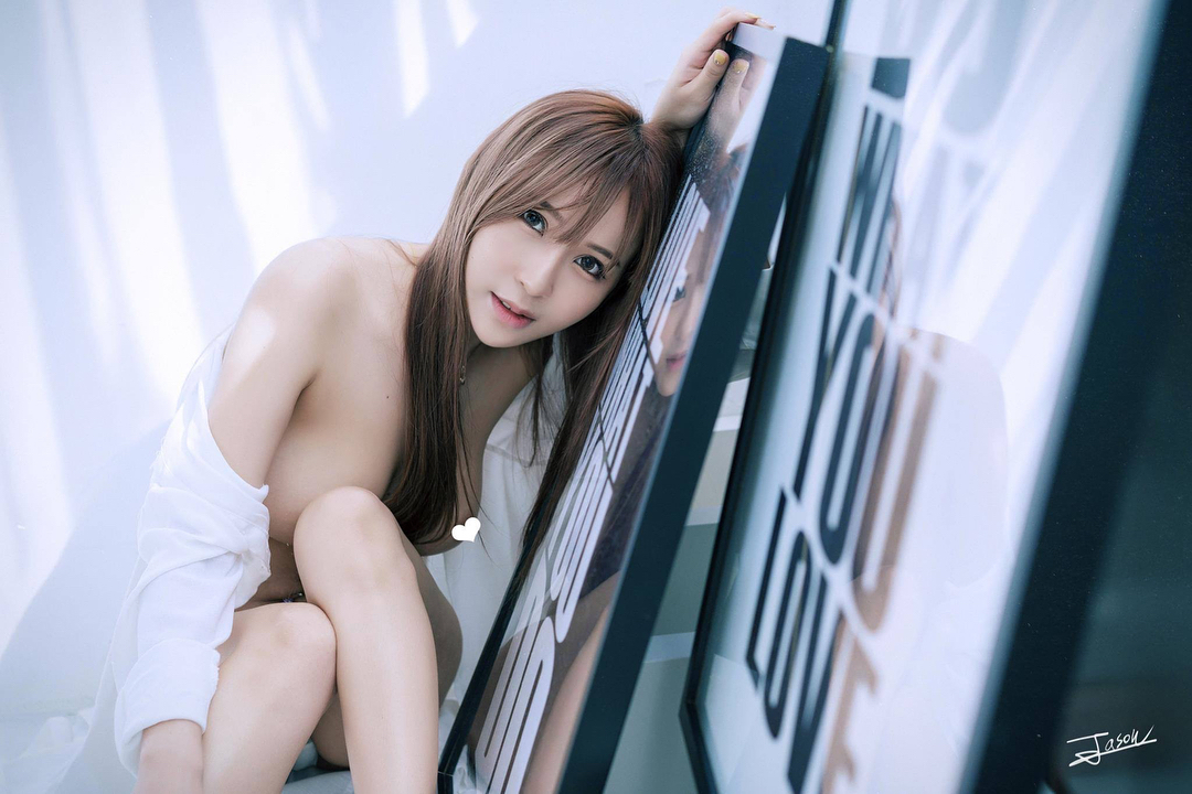 tngnlo 邱默默 chiu yu shan sexy taiwanese girl bedroom set breasts tits ass legs in white