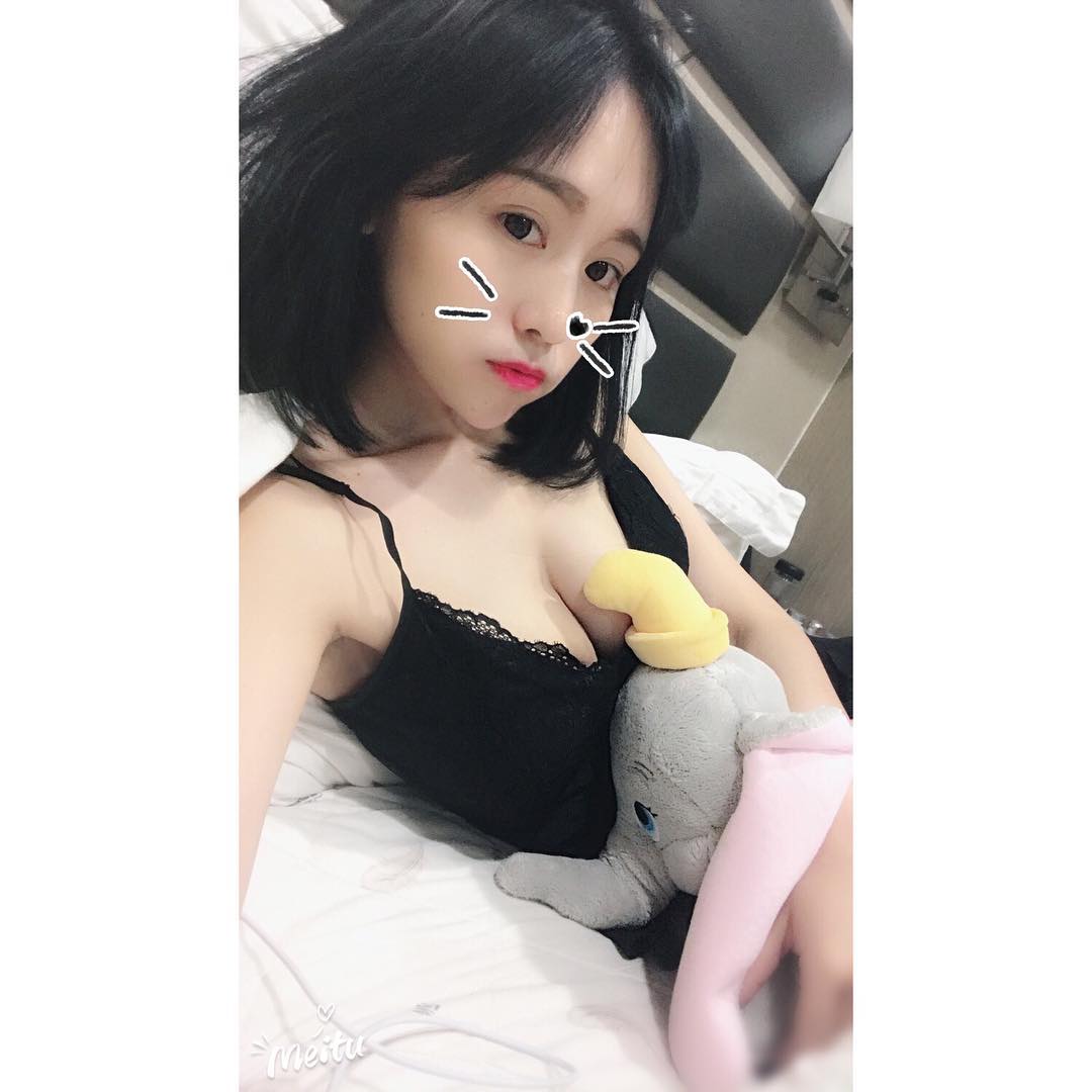 irene huang hot chinese taiwanese girl breasts tits cleavage