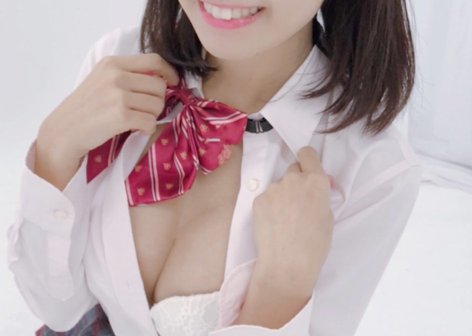 Amau Kisumi Cute Japanese Stripping School Girl